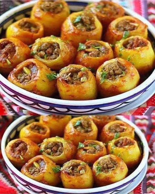 Descoperă rețeta de cartofi umpluți, simplă și gustoasă. Ideali pentru prânz sau cină, cu diverse umpluturi – carne, legume sau brânză. Sfaturi și trucuri pentru cartofi delicioși.”
Introducere
Cartofii umpluți sunt un preparat versatil, gustos și foarte apreciat în bucătăriile din întreaga lume. Pot fi pregătiți rapid și adaptați în funcție de preferințele fiecăruia – cu carne, legume, brânzeturi sau combinații creative.
Această rețetă de cartofi umpluți este ideală pentru mese în familie, prânzuri festive sau cine rapide. Cu ingrediente simple și tehnici ușoare, vei obține un preparat consistent și aromat, care se bucură de succes în orice casă.
Ingrediente necesare (pentru 4 persoane)
4 cartofi mari, preferabil albi sau roșii, potriviți pentru copt
200 g carne tocată (pui, vită sau porc)
1 ceapă mică, tocată fin
2 căței de usturoi, pisați
50 g brânză rasă (opțional: mozzarella sau cașcaval)
2 linguri ulei de măsline
Sare, piper, boia dulce după gust
Verdeață proaspătă (pătrunjel sau mărar) pentru decor
Mod de preparare
1. Pregătirea cartofilor
Spală bine cartofii și fierbe-i cu coajă aproximativ 15-20 minute, până devin ușor moi.
Scoate-i din apă, lasă-i să se răcească și taie un capac deasupra fiecărui cartof.
2. Scoaterea miezului
Cu ajutorul unei lingurițe, scobește interiorul cartofilor, păstrând o margine de aproximativ 0,5 cm pentru a menține forma.
Pune miezul scos într-un bol și zdrobește-l ușor cu o furculiță.
3. Pregătirea umpluturii
Într-o tigaie, încălzește uleiul de măsline și călește ceapa și usturoiul până devin aurii.
Adaugă carnea tocată și rumenește ușor, amestecând constant.
Amestecă miezul de cartofi zdrobit și condimentează cu sare, piper și boia dulce.
4. Umplerea cartofilor
Umple fiecare cartof cu compoziția pregătită.
Presară brânza rasă deasupra și așază cartofii într-o tavă unsă cu puțin ulei.
5. Coacerea
Preîncălzește cuptorul la 180°C.
Coace cartofii timp de 15-20 minute, până brânza se topește și devine aurie.
Servește calzi, garnisiți cu verdeață proaspătă.
Variante creative
Cartofi umpluți cu legume: ardei, ciuperci, morcovi sau dovlecei pentru o variantă vegetariană.
Cartofi cu bacon și ceapă verde: ideale pentru un gust intens și aromat.
Cartofi cu smântână și usturoi: simplu, rapid și foarte gustos, potrivit pentru cei care preferă rețetele cremoase.
Sfaturi pentru cartofi perfecți
Alege cartofi mari, uniformi, care să poată fi scobiți fără să se rupă.
Nu fierbe prea mult cartofii; trebuie să rămână fermi pentru a susține umplutura.
Pentru extra aromă, adaugă condimente după gust, precum cimbru, rozmarin sau boia afumată.
Beneficii nutriționale
Cartofii sunt o sursă bună de carbohidrați complecși, care oferă energie de durată.
Legumele și verdețurile adaugă vitamine și minerale esențiale.
Carnea și brânza contribuie cu proteine și grăsimi sănătoase.
Această rețetă echilibrată poate fi inclusă în diete variate, potrivită pentru întreaga familie.
Cartofii umpluți reprezintă un preparat delicios, sățios și adaptabil, potrivit atât pentru mesele festive, cât și pentru cinele rapide de zi cu zi. Cu câteva ingrediente simple și un timp scurt de preparare, poți obține un fel principal aromat, apreciat de întreaga familie.