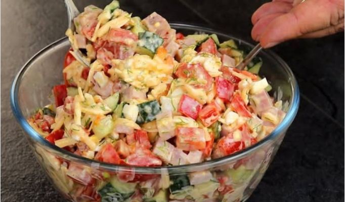 Salată cu piersici la grătar, feta și nuci – o explozie de arome