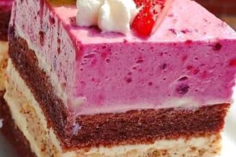 Prajitura cu mousse de vanilie si crema de capsuni, racoroasa si foarte aromata. Desertul perfect pentru o duminica frumoasa in familie!