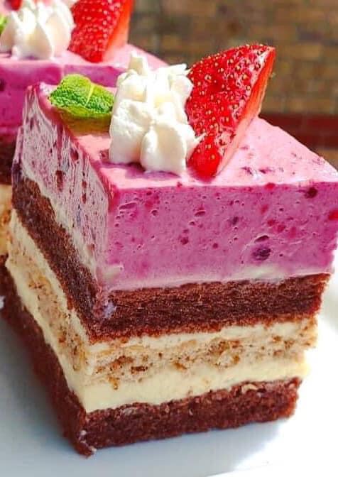 Prajitura cu mousse de vanilie si crema de capsuni, racoroasa si foarte aromata. Desertul perfect pentru o duminica frumoasa in familie! 