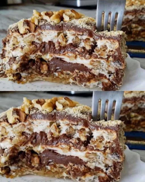 Dacă iubești deserturile cu textură moale și aromă intensă de nucă, acest tort de nucă este alegerea perfectă. Este bogat, suculent și fiecare felie pare să se dizolve în gură. Ideal pentru mese festive, sărbători sau pur și simplu pentru momentele în care vrei să răsfeți familia.

Ingrediente pentru blat
6 ouă

200 g zahăr

200 g nucă măcinată

100 g făină

1 plic praf de copt

Un praf de sare

Ingrediente pentru cremă
250 g unt moale

200 g zahăr pudră

3 gălbenușuri

1 lingură cacao

2 linguri lapte

Ingrediente pentru decor
Nucă mărunțită sau jumătăți de nucă

Fulgi de ciocolată (opțional)

Mod de preparare
1. Pregătirea blatului
Separă albușurile de gălbenușuri.

Bate albușurile cu un praf de sare până obții o spumă tare.

Adaugă treptat zahărul și mixează până devine lucios.

Încorporează gălbenușurile, apoi făina amestecată cu praful de copt și nuca măcinată.

Toarnă compoziția într-o tavă tapetată cu hârtie de copt.

Coacere: 180°C pentru 30-35 de minute. Lasă să se răcească.

2. Crema
Freacă untul cu zahărul pudră până devine spumos.

Adaugă gălbenușurile, cacao și laptele, amestecând până obții o cremă fină.

3. Asamblare
Taie blatul răcit în două foi.

Întinde jumătate din cremă pe prima foaie, acoperă cu a doua, apoi unge tortul cu restul de cremă.

Decorează cu nucă mărunțită și, opțional, fulgi de ciocolată.

Sfaturi pentru un tort perfect
Folosește nucă proaspăt măcinată pentru o aromă intensă.

Poți adăuga esență de rom sau vanilie în cremă pentru un plus de gust.

Tortul este și mai bun a doua zi, după ce aromele se întrepătrund.