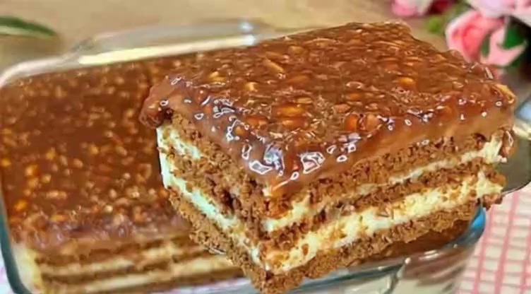 Tort fără coacere cu bază din biscuiți și cremă de ciocolată