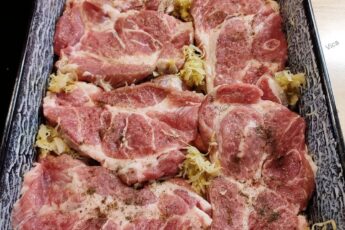 ceafă de porc cu bacon, coaptă pe varză murată