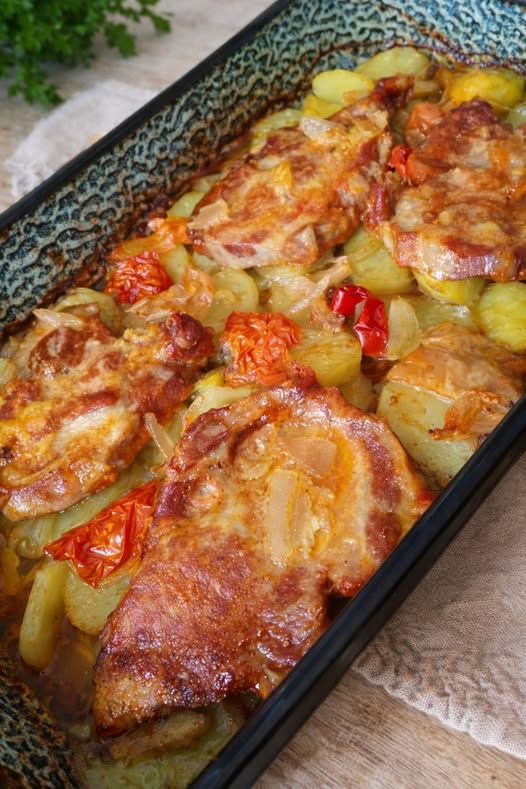De aceea iese mereu suculentă ceafa de porc coaptă pe pat de cartofi De aceea iese mereu suculentă ceafa de porc coaptă pe pat de cartofi