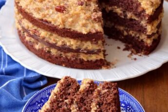 Tort de ciocolată german cu cremă de cocos și nuci