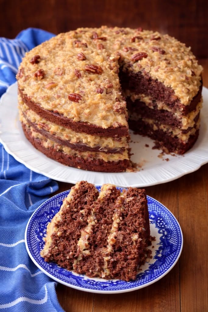 Tort de ciocolată german cu cremă de cocos și nuci