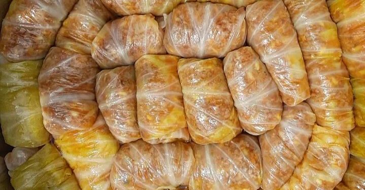 Sarmale tradiționale cu carne tocată și varză murată